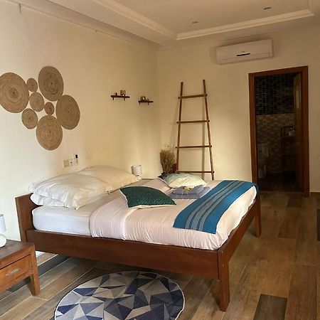 L'Oasis Guesthouse Котону Екстериор снимка