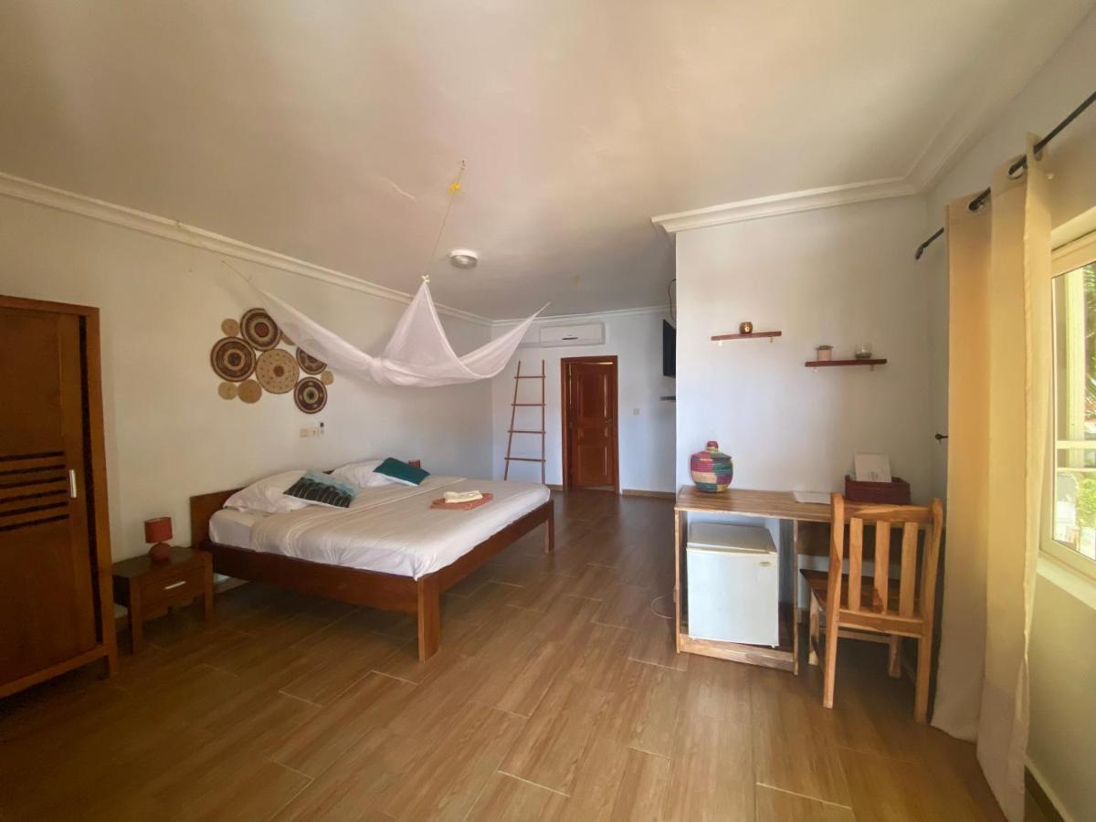 L'Oasis Guesthouse Котону Екстериор снимка