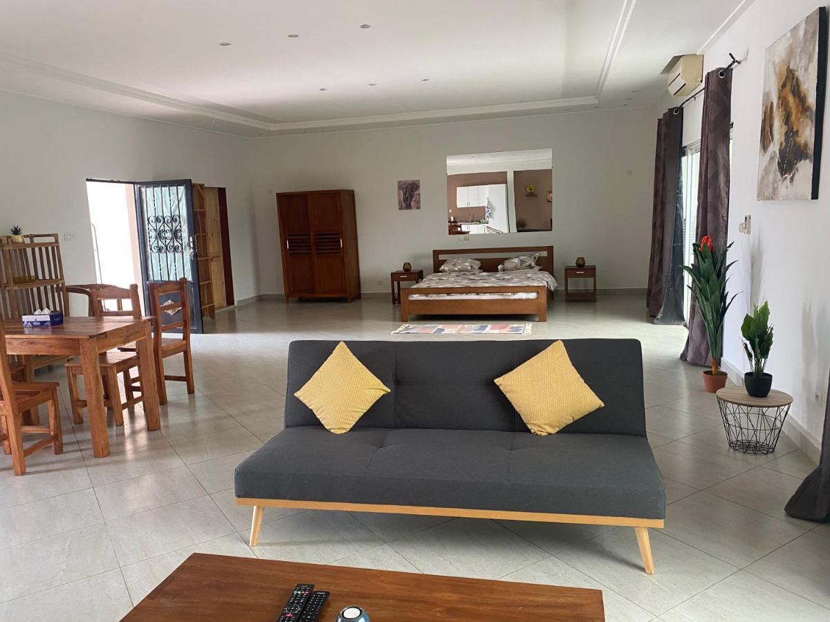 L'Oasis Guesthouse Котону Екстериор снимка
