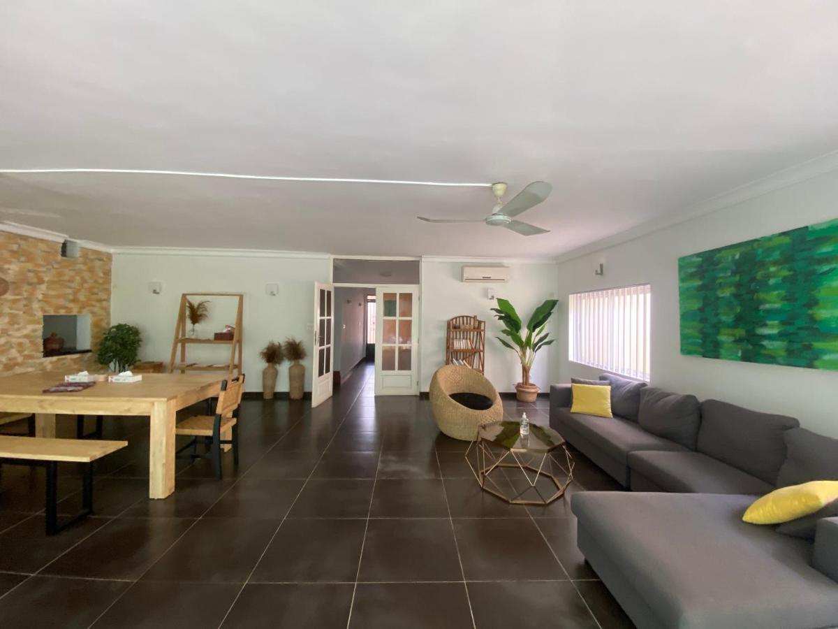 L'Oasis Guesthouse Котону Екстериор снимка