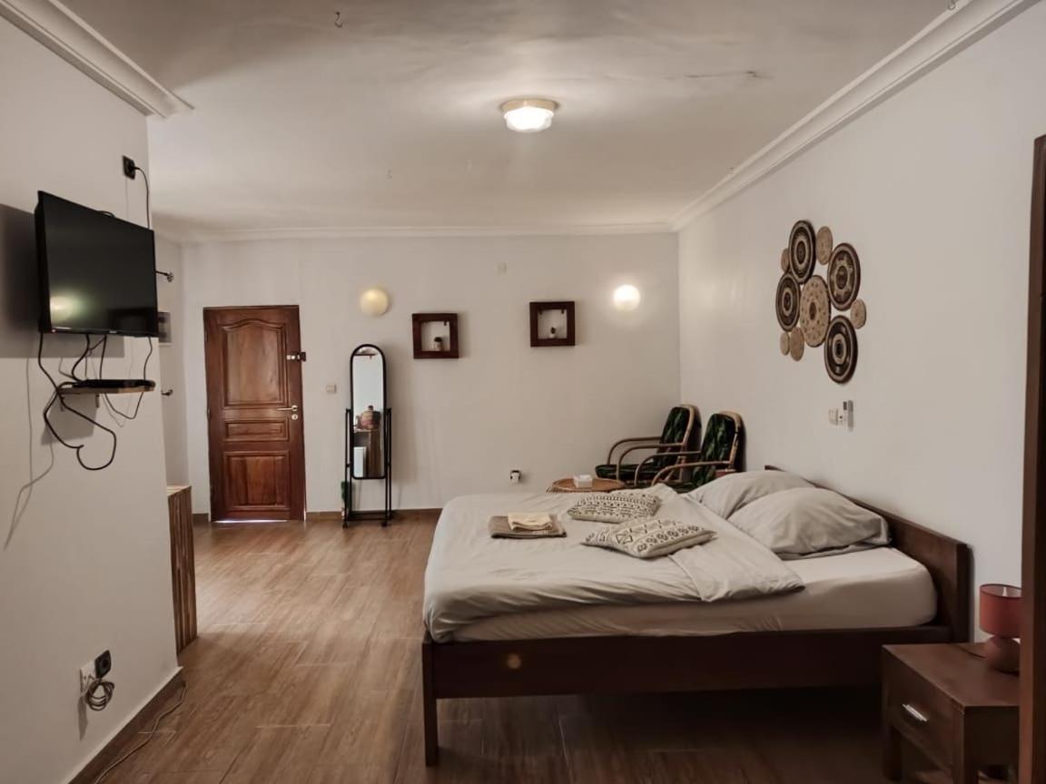 L'Oasis Guesthouse Котону Екстериор снимка