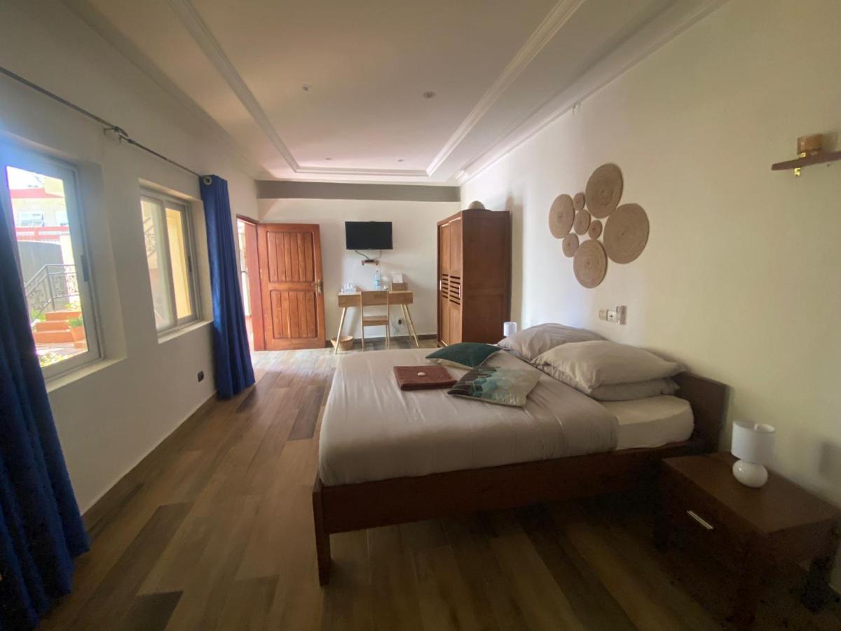 L'Oasis Guesthouse Котону Екстериор снимка