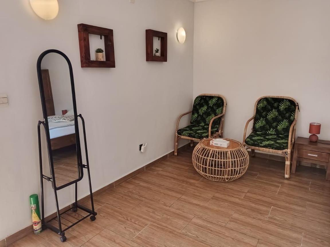 L'Oasis Guesthouse Котону Екстериор снимка