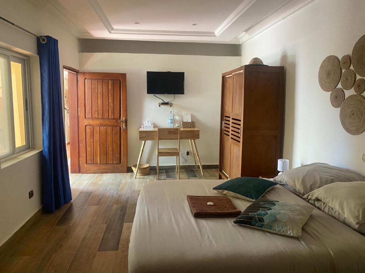 L'Oasis Guesthouse Котону Екстериор снимка