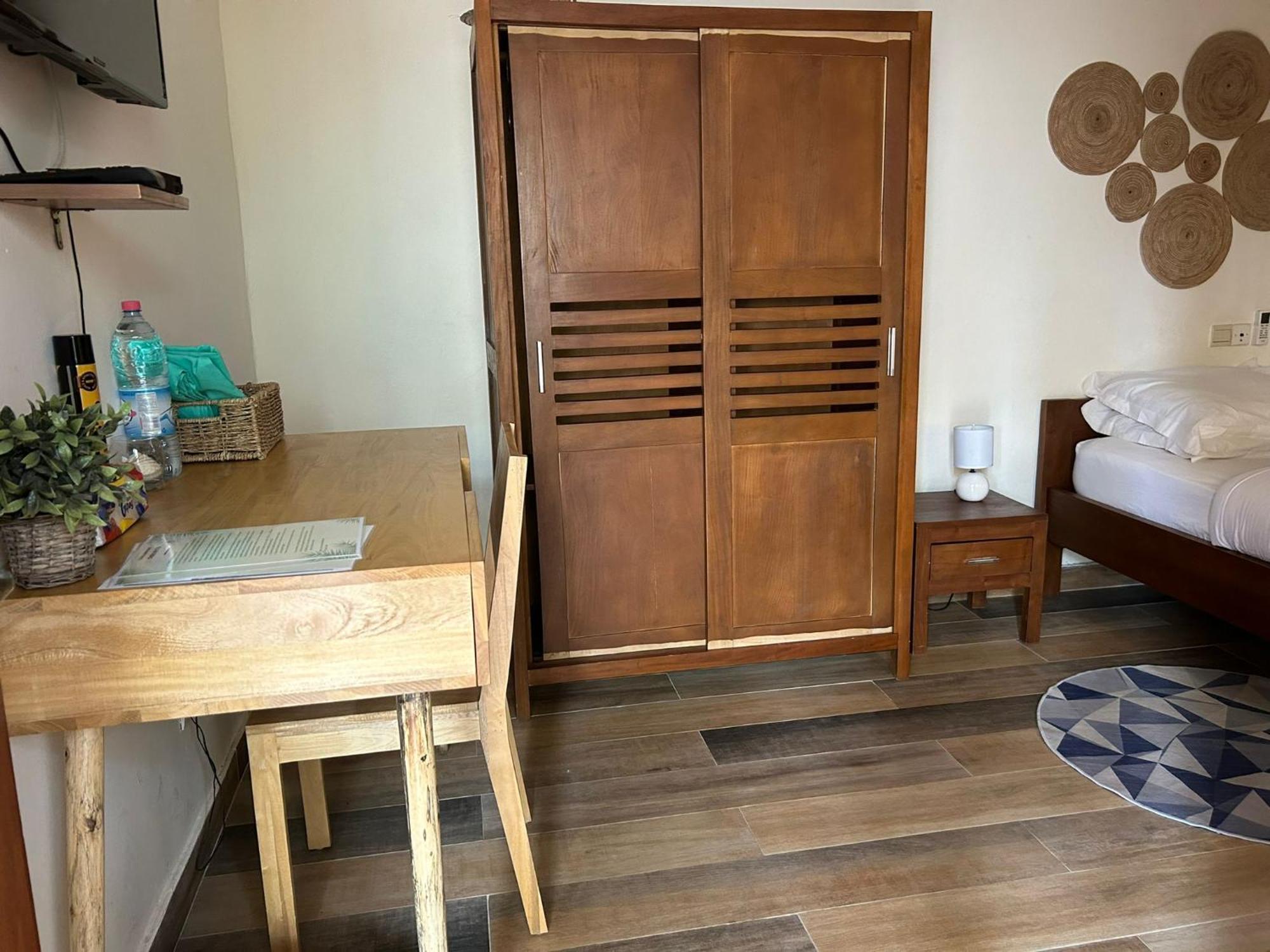 L'Oasis Guesthouse Котону Екстериор снимка