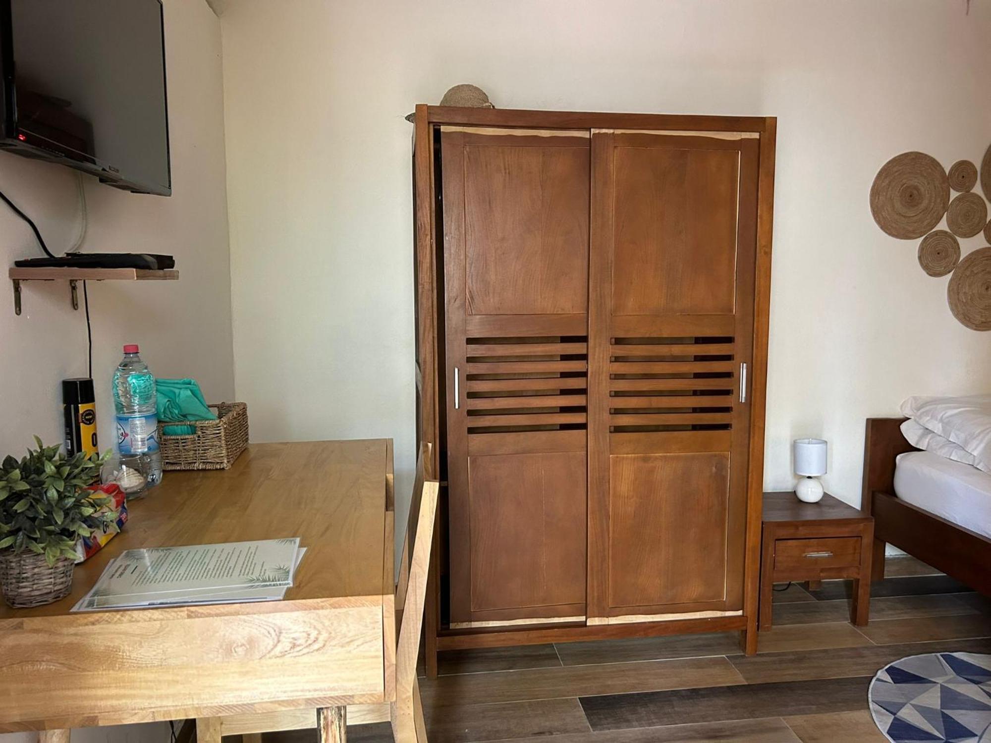L'Oasis Guesthouse Котону Екстериор снимка