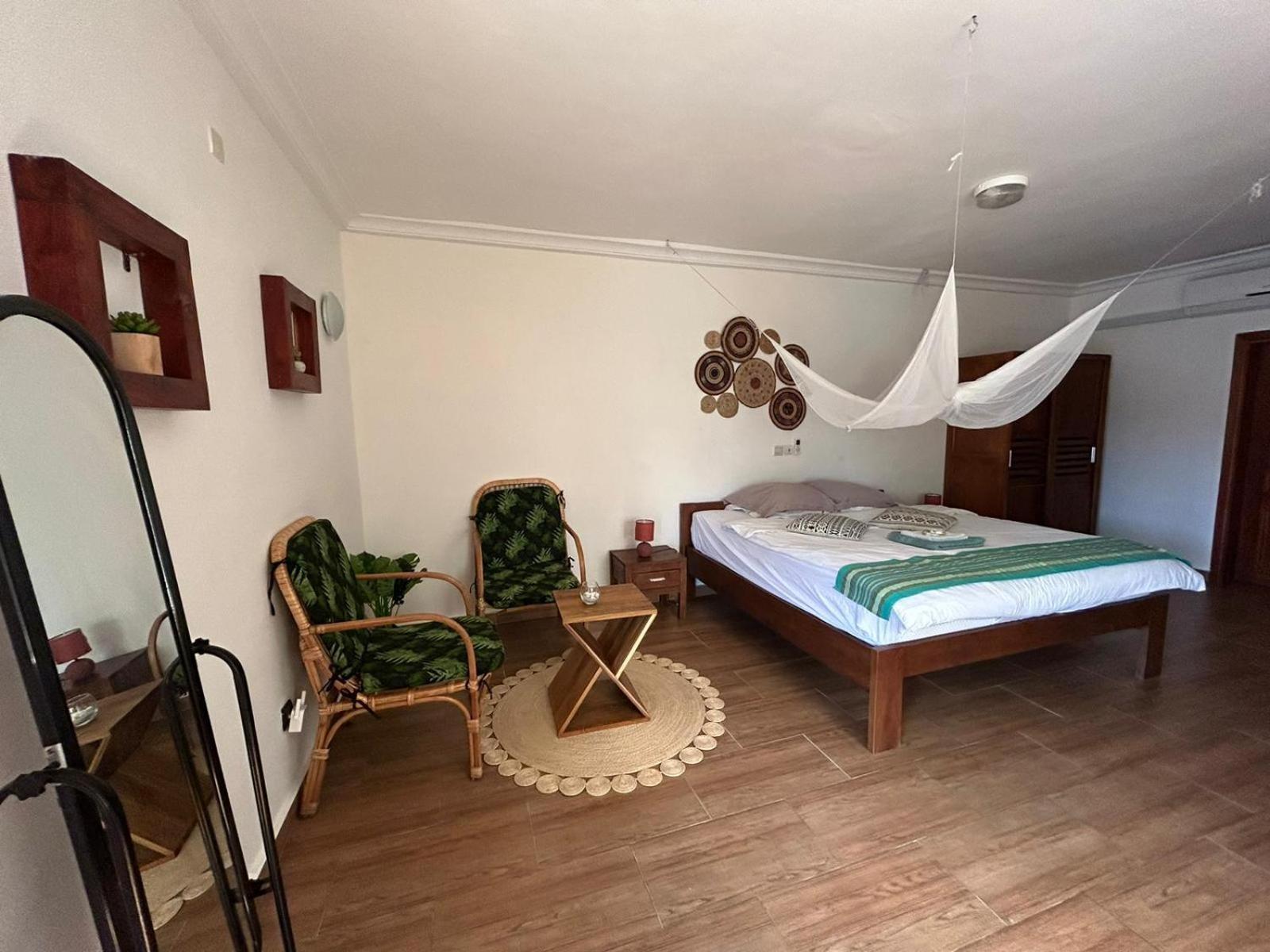 L'Oasis Guesthouse Котону Екстериор снимка