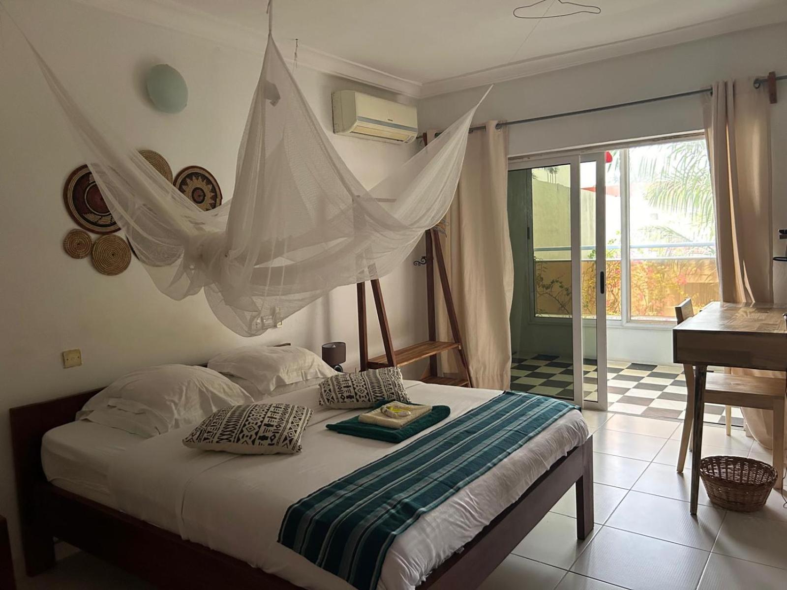 L'Oasis Guesthouse Котону Екстериор снимка