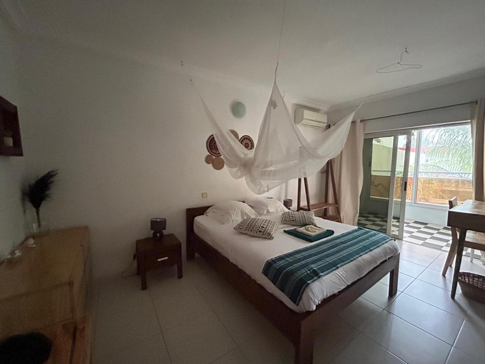L'Oasis Guesthouse Котону Екстериор снимка