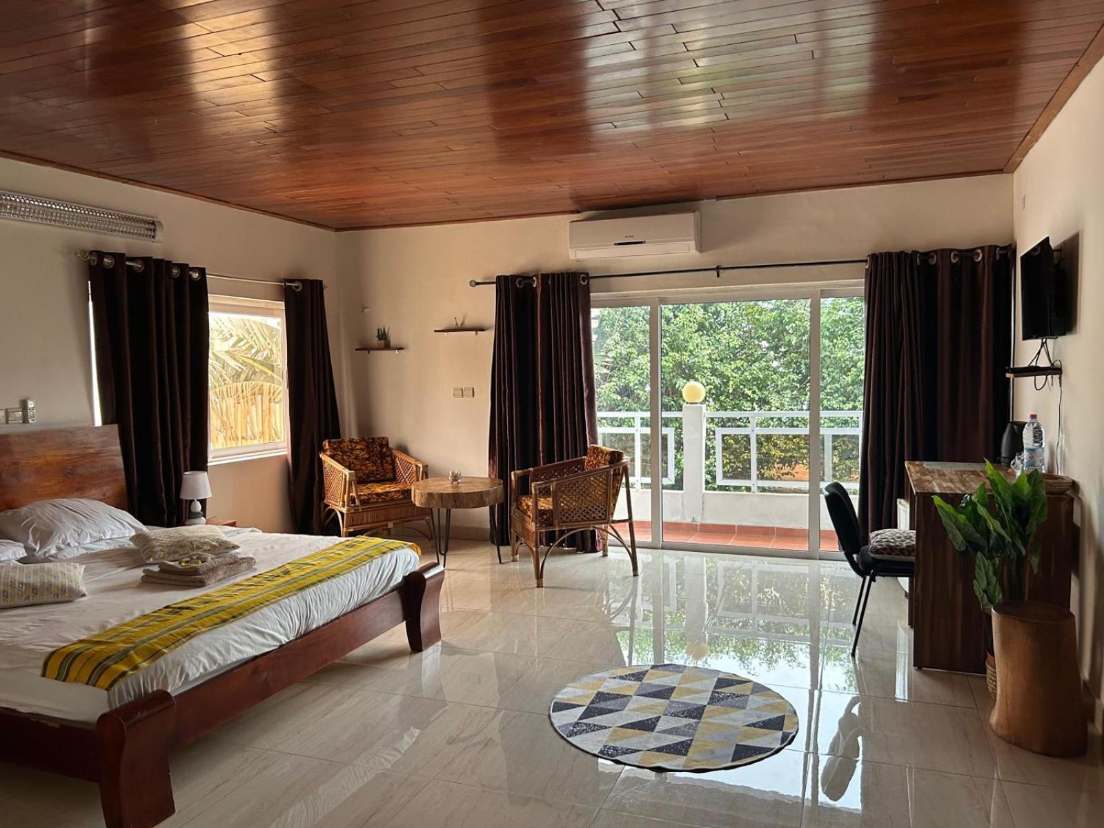 L'Oasis Guesthouse Котону Екстериор снимка