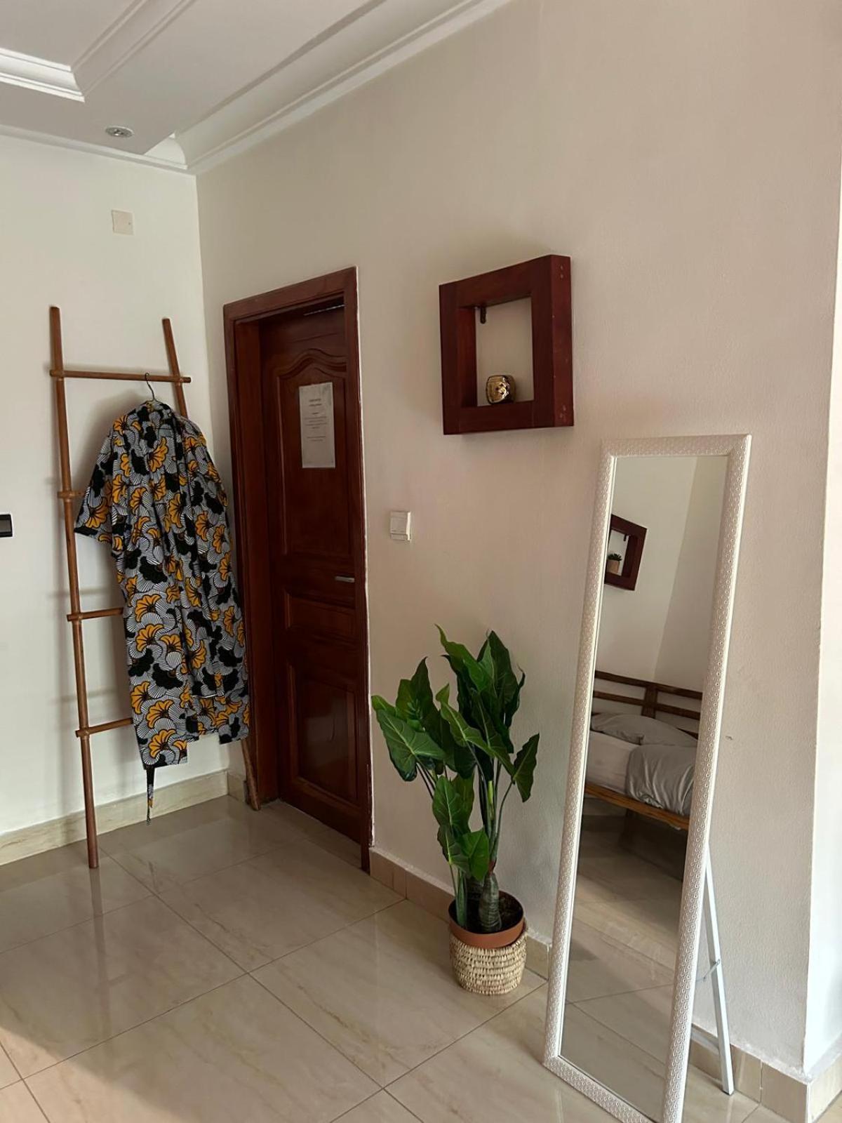 L'Oasis Guesthouse Котону Екстериор снимка