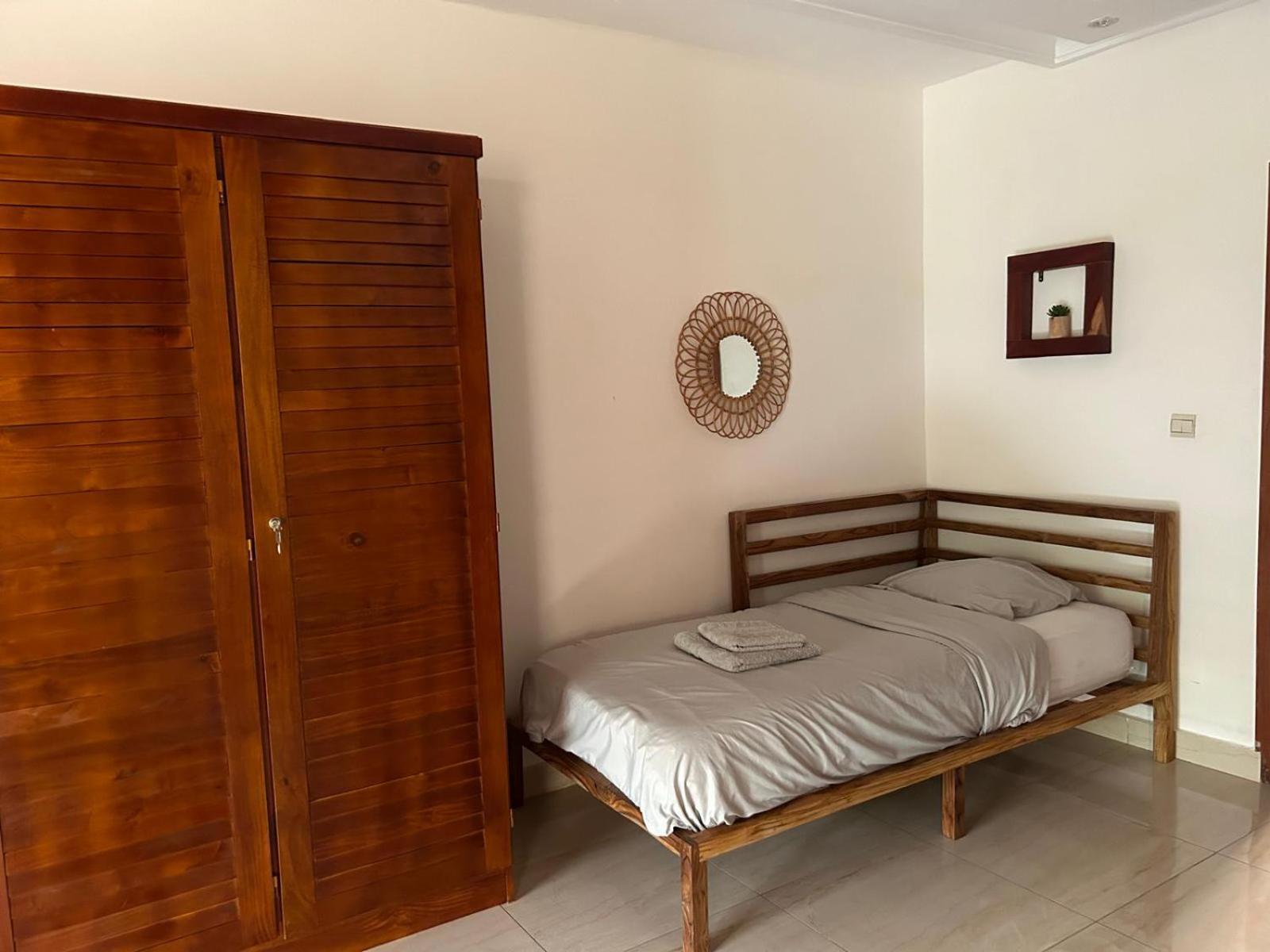 L'Oasis Guesthouse Котону Екстериор снимка