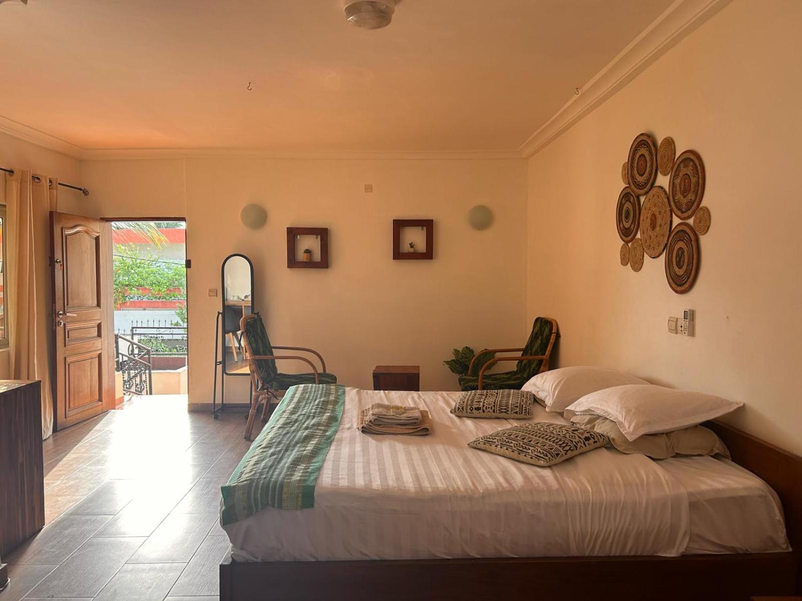 L'Oasis Guesthouse Котону Екстериор снимка
